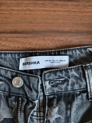 Pantalón vaquero Bershka estrellas gris