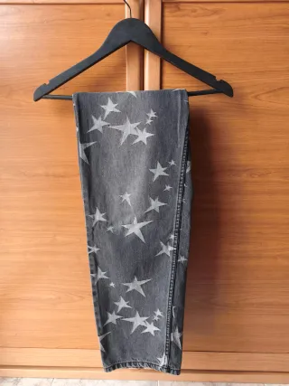 Pantalón vaquero Bershka estrellas gris