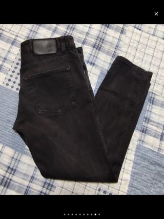Pantalon Chino Hugo Boss negro.