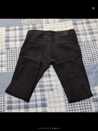 Pantalon Chino Hugo Boss negro.