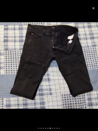 Pantalon Chino Hugo Boss negro.