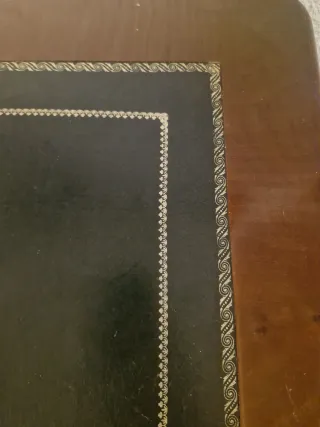 Escritorio y silla de madera con cuero