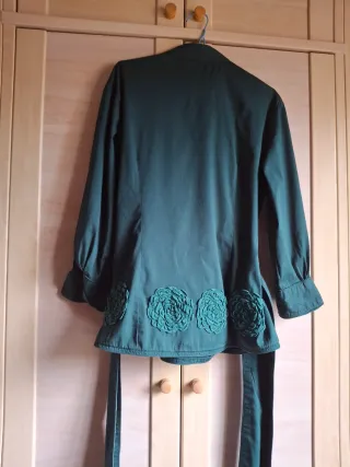 Camisa verde con flores sobrepuestas