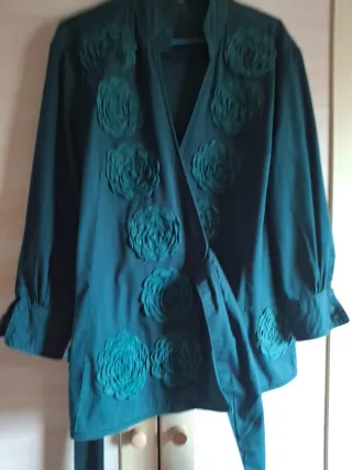 Camisa verde con flores sobrepuestas