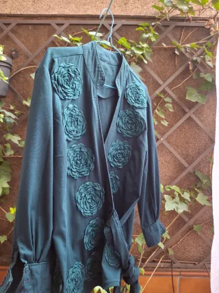Camisa verde con flores sobrepuestas