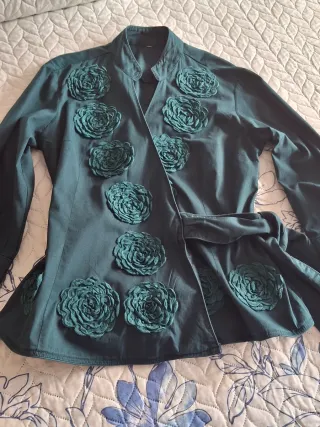 Camisa verde con flores sobrepuestas