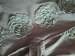 Camisa verde con flores sobrepuestas