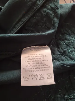 Camisa verde con flores sobrepuestas