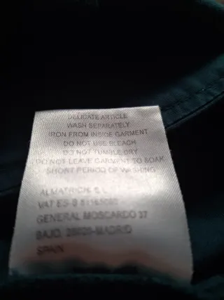 Camisa verde con flores sobrepuestas