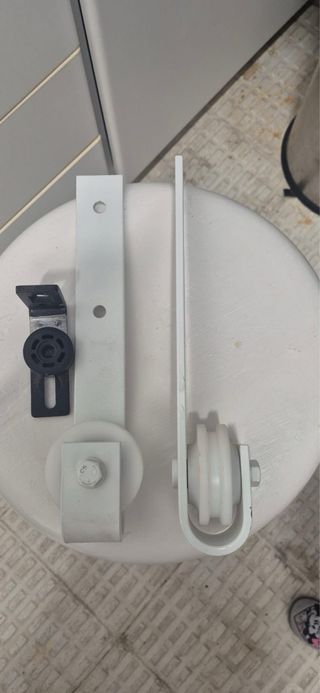 puerta interior blanca corredera y herrajes