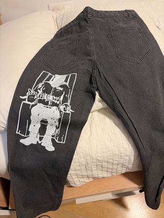 Pantalón vaquero gris con estampado