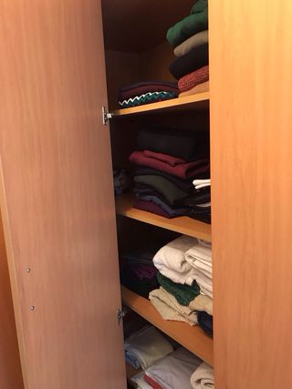 Armario esquinero melamina marrón. muy cuidado.