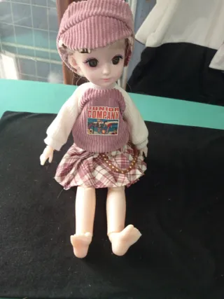 Muñeca articulada BJD con vestido a cuadros