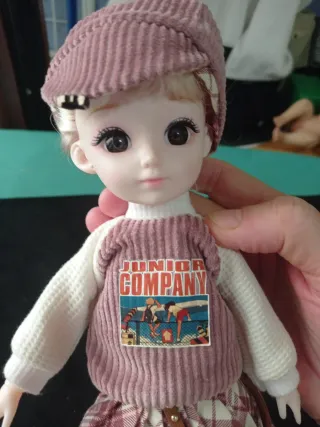 Muñeca articulada BJD con vestido a cuadros