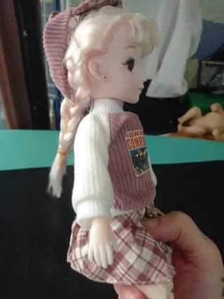 Muñeca articulada BJD con vestido a cuadros