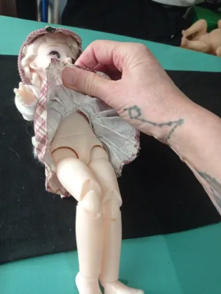 Muñeca articulada BJD con vestido a cuadros