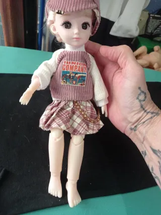 Muñeca articulada BJD con vestido a cuadros
