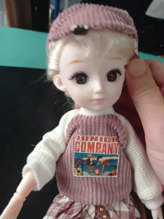 Muñeca articulada BJD con vestido a cuadros