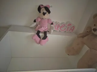 Cuna de bebé blanca con cajones