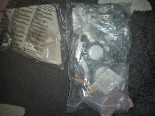 Cuna de bebé blanca con cajones