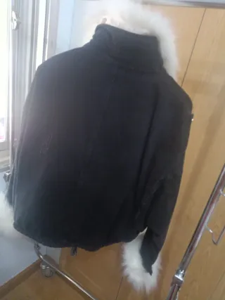 Chaqueta negra con cuello y puños de pelo blanco
