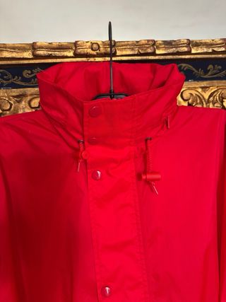 Chubasquero rojo