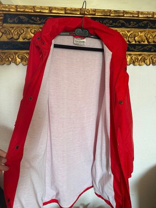 Chubasquero rojo