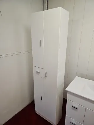 Mueble lavabo con grifo y armario baño