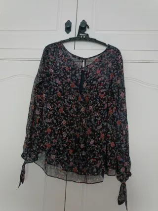 Camisa Bershka floral manga larga talla S