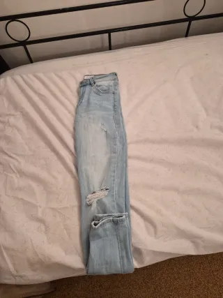 Pantalón tejano desgastado