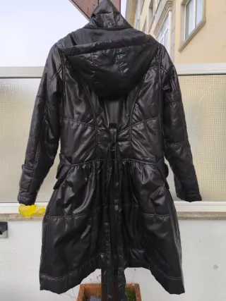 Abrigo chubasquero mujer negro