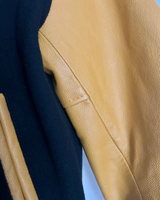 Chaqueta Varsity Negra y Amarilla