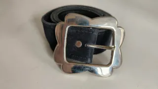 Cintura nera con fibbia argentata da donna