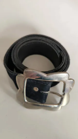 Cintura nera con fibbia argentata da donna