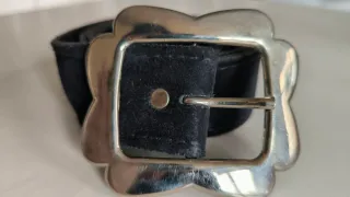 Cintura nera con fibbia argentata da donna