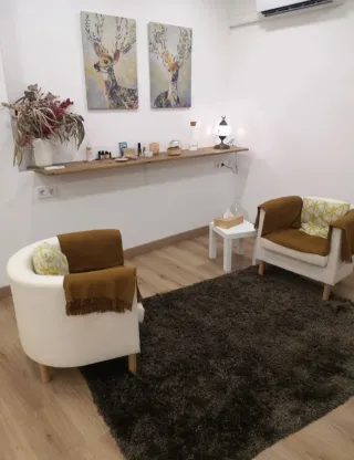 Dos Butacas tela beige con patas de madera.