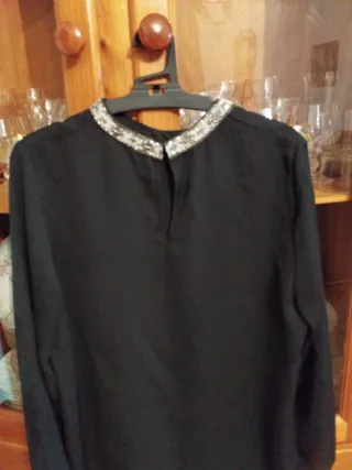 Camisa negra con escote brillante