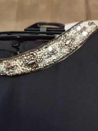 Camisa negra con escote brillante