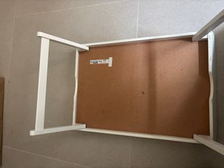 Bandeja blanca para cama con patas