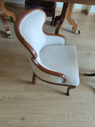 Scarpiera beige e legno, tavolo in regalo abbinato