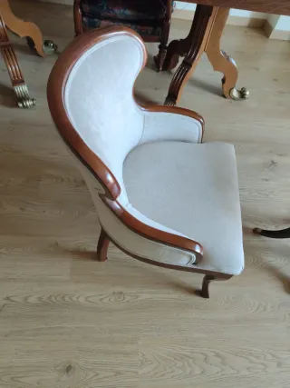 Scarpiera beige e legno, tavolo in regalo abbinato