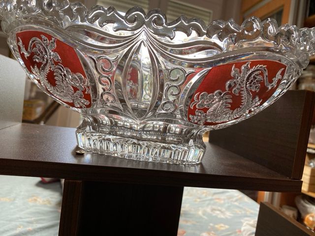 Centro de cristal con dragones rojos