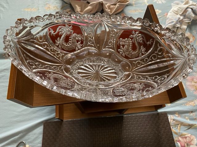 Centro de cristal con dragones rojos