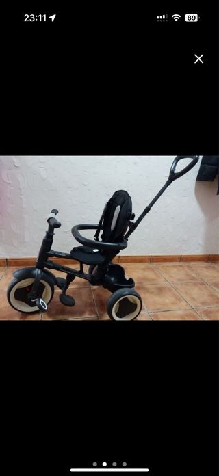 Triciclo infantil negro con manillar