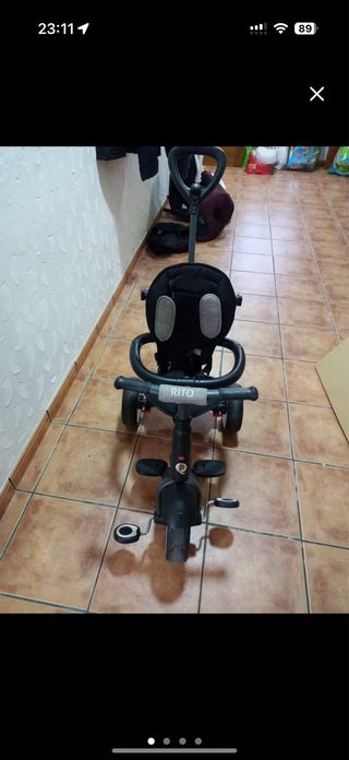 Triciclo infantil negro con manillar