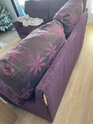 Dos Sofás morados de plumas