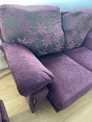 Dos Sofás morados de plumas