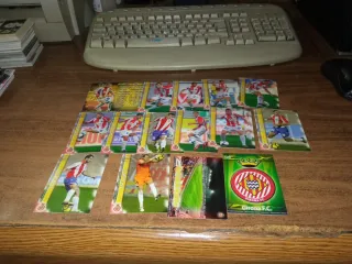 GIRONA FC. LOTE 86 FICHAS/CROMOS DIFERENTES