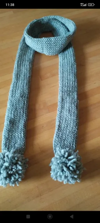 Sciarpa in lana grigia con pompon