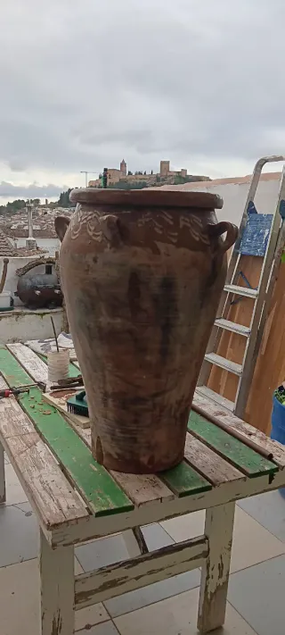 Tinaja antigua de barro con asas